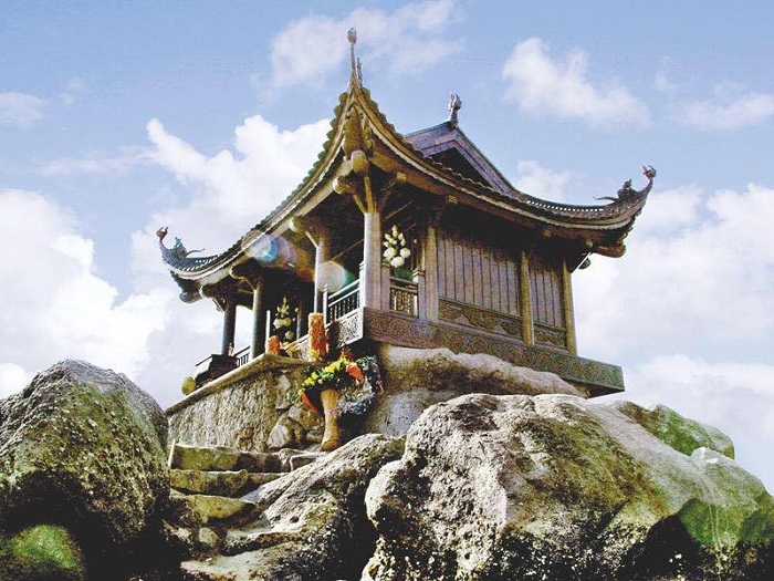 Đây là ngôi chùa trên đỉnh núi bằng đồng lớn nhất châu Á.