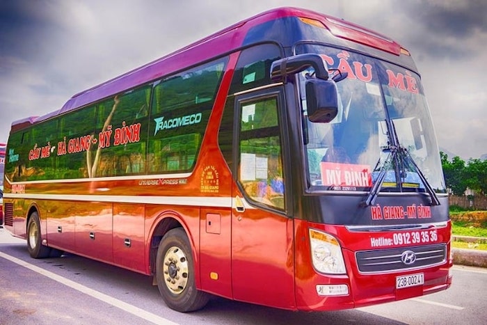 Lựa chọn đến Hà Giang bằng xe bus bạn chỉ tốn khoảng 200.000đ/vé với loại xe giường nằm phổ thông và giá vé từ 270.000 – 350.000 đồng/vé với các hình thức xe chất lượng cao Limousine