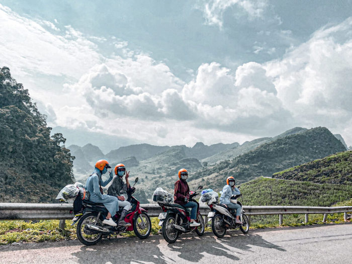 Phượt đến Hà Giang bằng xe máy bạn sẽ có cơ hội đi qua rất nhiều tỉnh thành với các điểm du lịch nổi tiếng như Vĩnh Phúc, Tuyên Quang, Hà Giang quả là điều tuyệt vời cho những tín đồ yêu thích sống ảo bởi khung cảnh ở đây thật mỹ miều, nên thơ