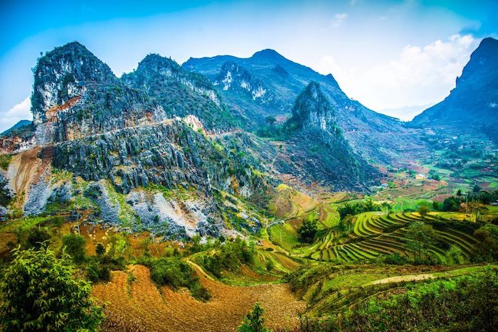 Cao nguyên đá Đồng Văn cách Hà Giang 132 km theo Quốc Lộ 4C, cao nguyên đá Đồng Văn là một vùng núi đá hiểm trở và hùng vĩ ở cực bắc