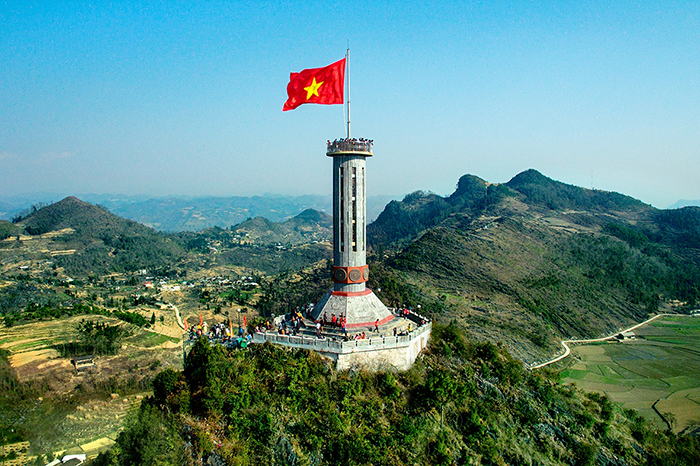 Thiêng liêng Cột cờ Lũng Cú trên đỉnh núi Rồng ở Hà Giang.