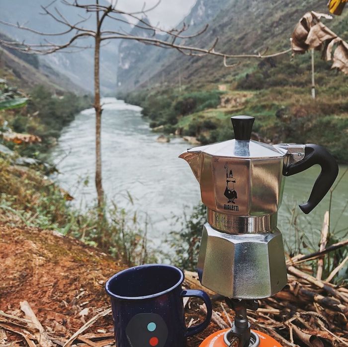 Nếu bạn yêu thích cắm trại ngoài trời khi tới Hà Giang thì bình nước nóng, đồ pha cafe khá thích hợp để bạn “chill chill” tại không gian đồi núi ấy
