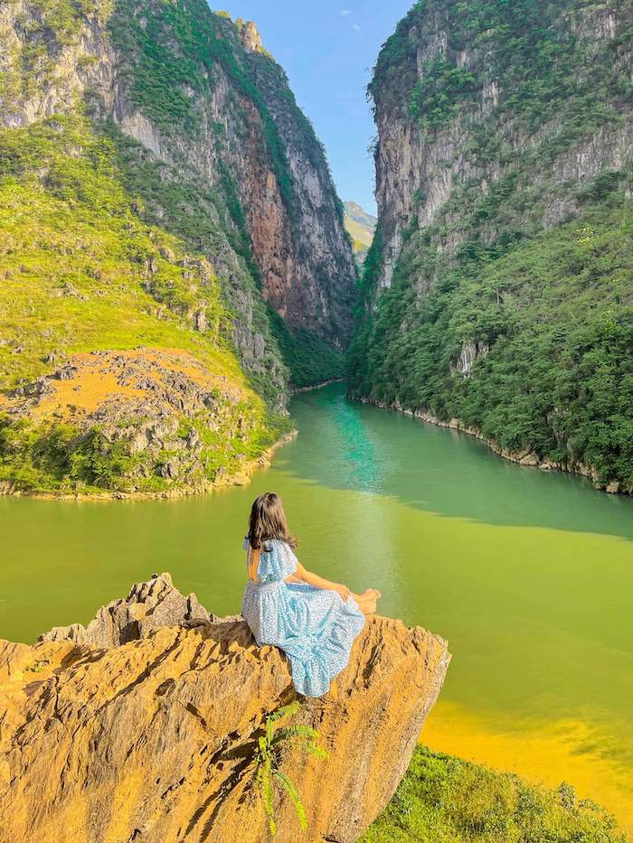 Dòng sông Nho Quế mang một vẻ đẹp nên thơ với màu nước xanh ngọc của dòng sông này có dòng chảy từ đèo Mã Pí Lèng đến hẻm vực Tu Sản đã làm say đắm biết bao lòng du khách
