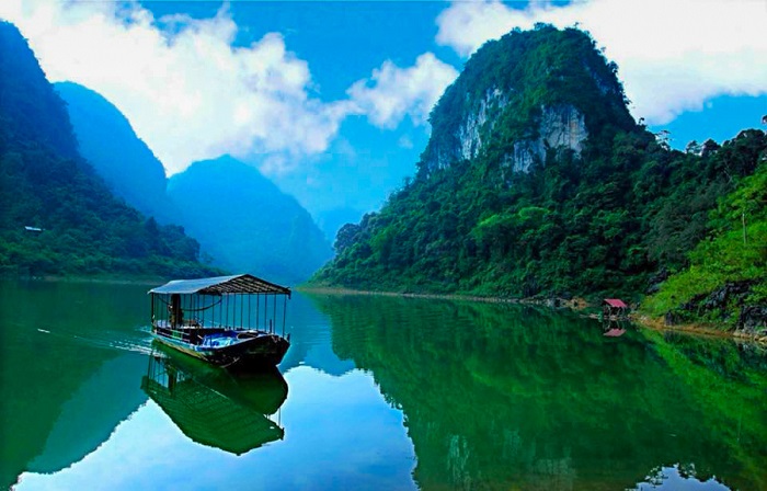 Vẻ đẹp thơ mộng của hồ Thang Hen