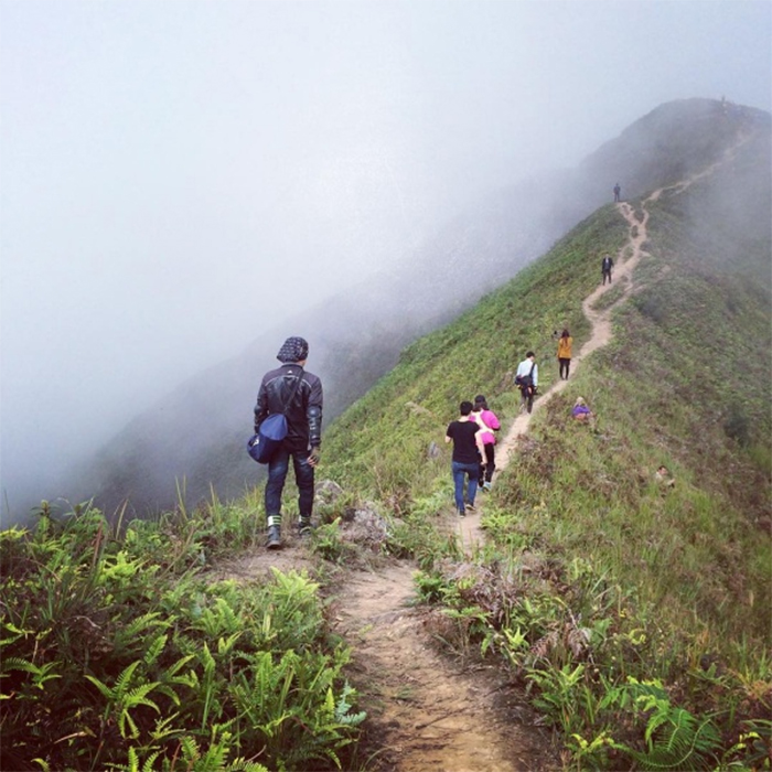 Du khách đi bộ trekking lên Sống Lưng Khủng Long Tà Xùa 