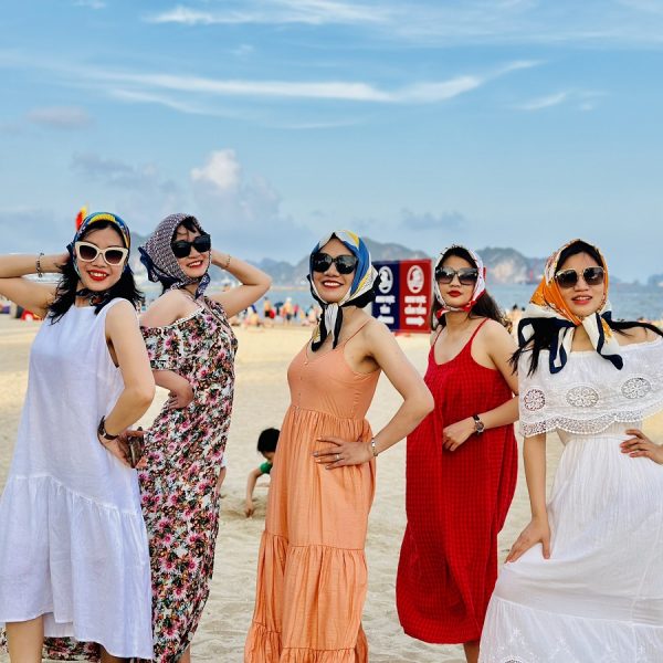 Du khách tour du lịch Hạ Long 1 ngày - Kavo Travel