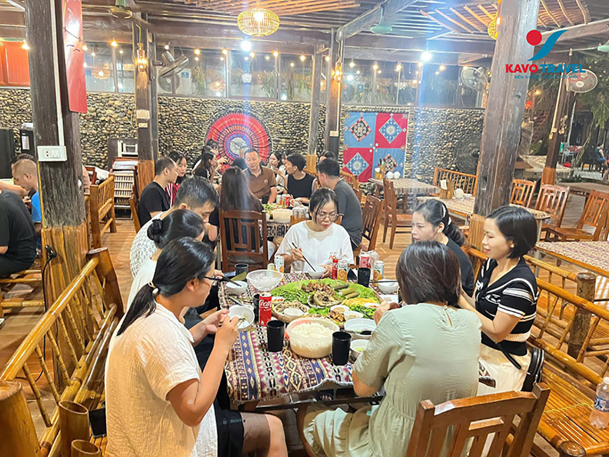 Du khách thưởng thức bữa trưa với những món đặc sản hấp dẫn