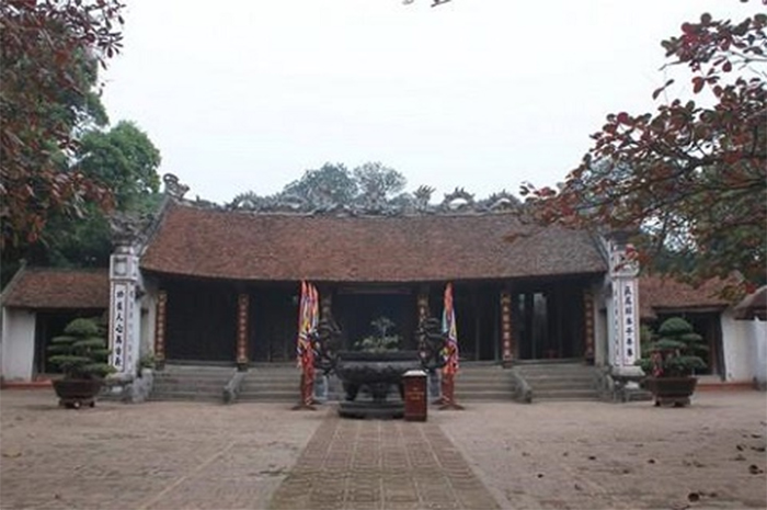 Đền Thiên Trường xây trên nền Thái Miếu và cung Trùng Quang trước kia là nhà thờ tộc họ Trần