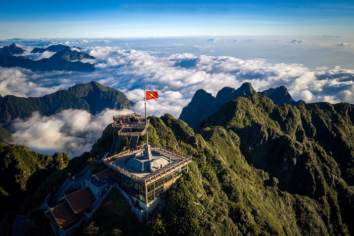 Được biết đến là ngọn núi cao nhất tại không chỉ tại Việt Nam mà còn được mệnh danh là “Nóc nhà của Đông Nam Á”