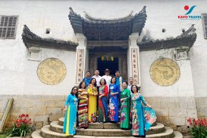 Đoàn khách chụp ảnh kỉ niệm tại Dinh thự họ Vương