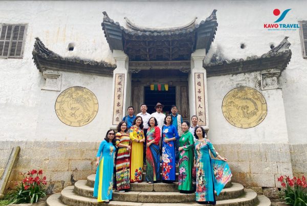 Đoàn khách chụp ảnh kỉ niệm tại Dinh thự họ Vương
