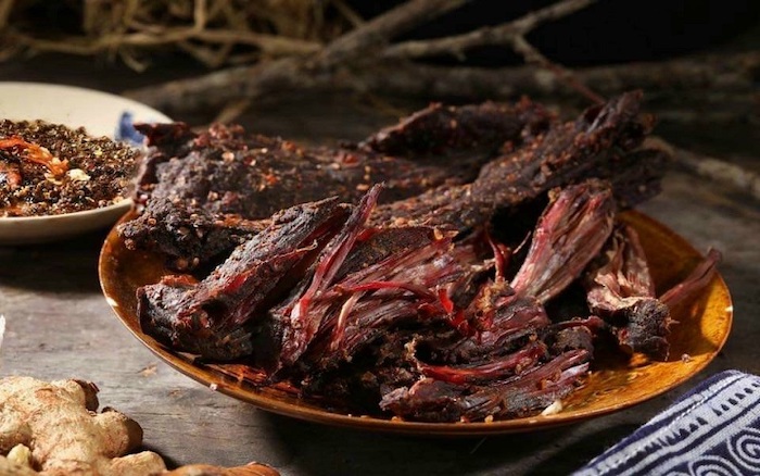 Thịt trâu hoà quyện trong hương khói nồng nàn, vị bùi của thịt và chút cay của mắc khén, tạo nên hương vị đặc trưng