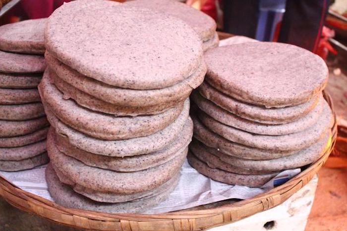 Bánh tam giác mạch được làm từ hoa tam giác mạnh phơi khô, bánh mềm xốp có vị ngọt và bùi nên đã trở thành đặc sản vùng núi Hà Giang