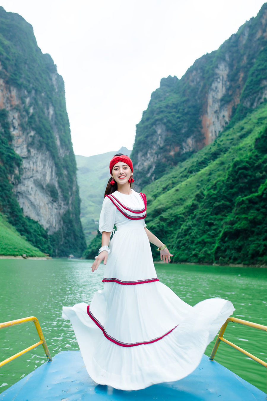 Du khách du thuyền sông Nho Quế và chiêm ngưỡng cảnh đẹp của Hẻm Tu Sản