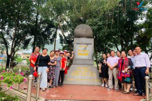 Đoàn du khách của Kavo Travel chụp ảnh tại Km số 0 Hà Giang