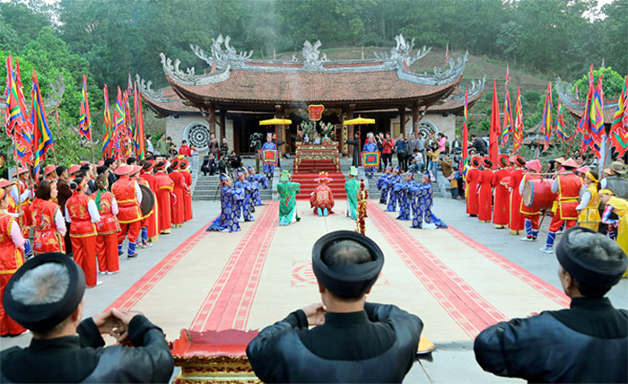 Phần lễ tại lễ hội Đền Hùng