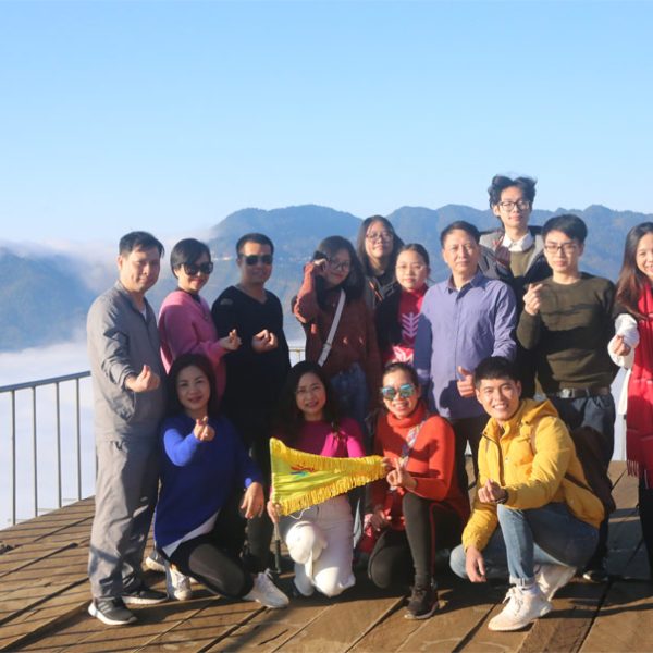 Đoàn du khách săn mây Tà Xùa do du lịch Khát Vọng Việt tổ chức