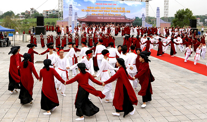 Màn trình diễn hát xoan trong lễ hội Đền Hùng