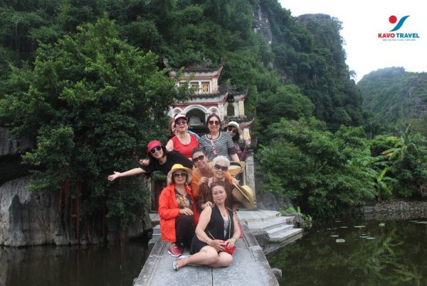 nhóm khách du lịch Ninh Bình