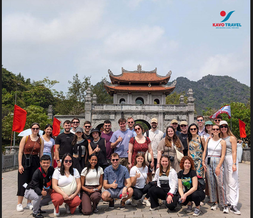 Đoàn du khách nước ngoài tour du lịch Bái Đính - Tràng An - Hang Múa 1 ngày do Kavo Travel tổ chức
