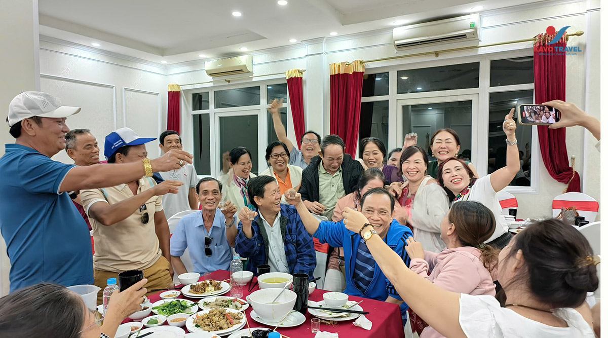 Du khách vui vẻ thưởng thức bữa ăn trong tour du lịch Vòng cung Tây Bắc do Kavo Travel tổ chức