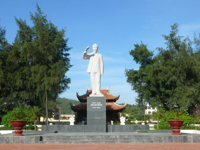 Tượng Bác trong quần thể di tích chủ tịch Hồ Chí Minh trên đảo Cô Tô