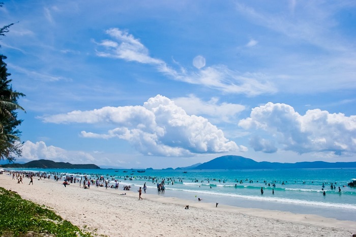Bãi biển là điểm đến đầu tiên dành cho du khách trong chuyến đi Đồ Sơn