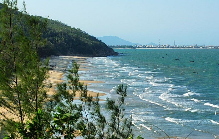 Biển Quy Hòa Quy Nhơn nằm ở dọc theo quốc lộ 1D