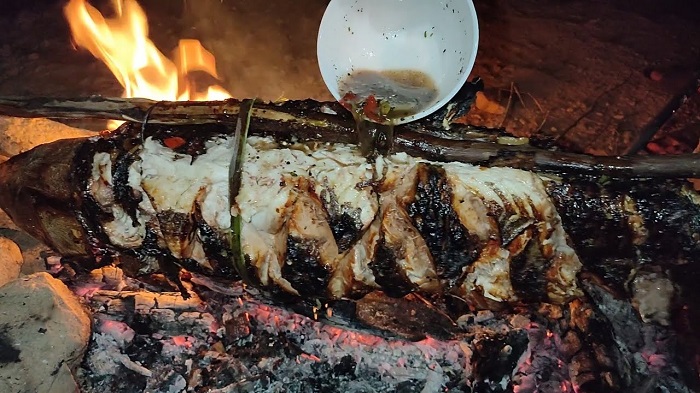 Cá trắm được đánh bắt tại sông Đà thơm ngon nướng cùng gia vị sẽ là món ăn vô cùng hấp dẫn