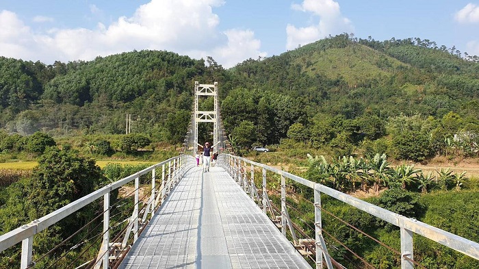Cầu treo Nà Làng nằm ngay QL 18 cạnh thị trấn Bình Liêu