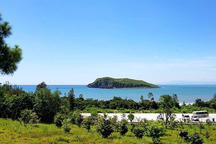 Vũng Chùa Đảo Yến nằm cách Đèo Ngang 7km về phía nam