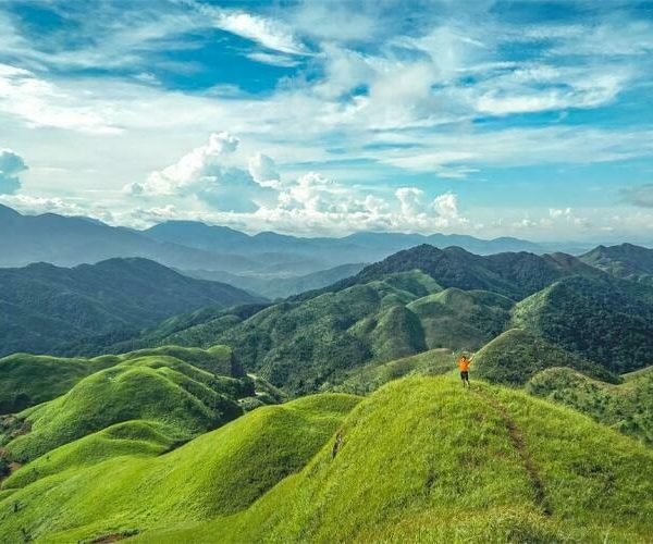 Là một huyện miền núi phía đông bắc tỉnh Quảng Ninh, Bình Liêu cách Hà Nội khoảng 270 km