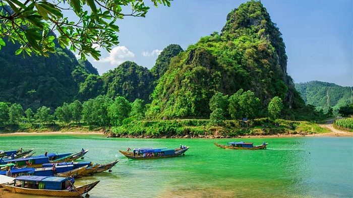 Quảng Bình là một tỉnh ven biển nằm ở phía nam khu vực Bắc Trung Bộ