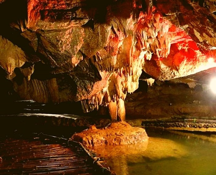 Hang Chùa là một trong những hang động rộng nhất tại Tràng An