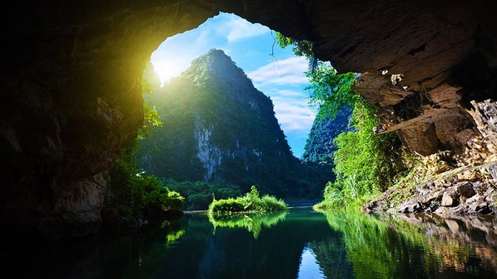 Hang Tiên là một trong những hang động hiếm hoi có hệ thống thạch nhũ đặc biệt với các cấu tạo nhũ viền