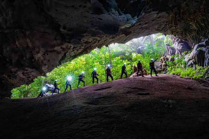 ệ thống hang động Tú Làn nằm cách trung tâm thành phố Đồng Hới 112km