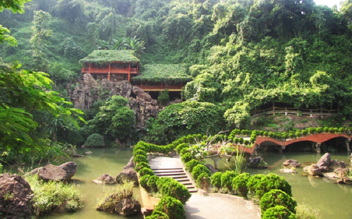 Khu du lịch sinh thái Thiên Sơn – Suối Ngà là quần thể tuyệt đẹp được kết hợp bởi núi non, thác nước, mây trời, tọa lạc tại chân núi Tản Viên quanh năm thần bí 