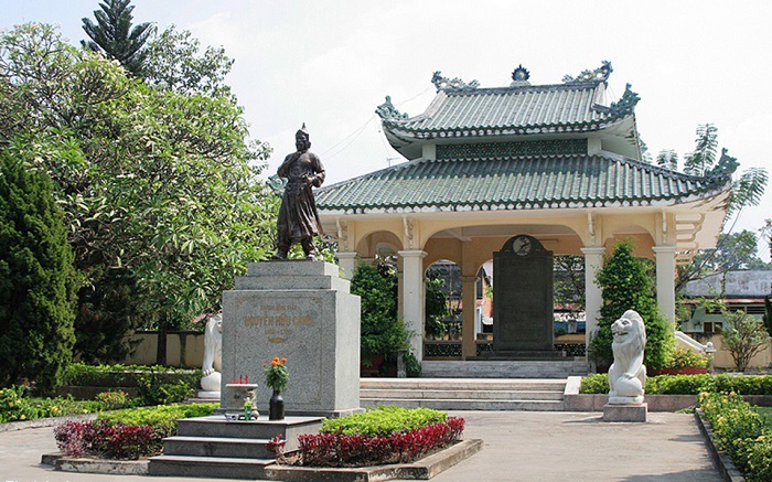 Lăng mộ Lễ Thành Hầu Nguyễn Hữu Cảnh nằm trên một ngọn đồi rộng của đãy núi An Mã