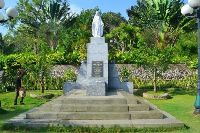 Mộ thi sĩ Hàn Mặc Tử tọa lạc trên ngọn đồi Thi Nhân nổi tiếng ở Quy Nhơn