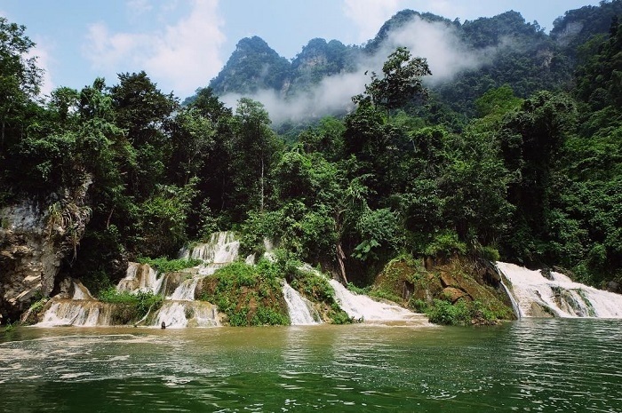 Với phong cảnh thiên nhiên hữu tình Na Hang ngày càng trở thành địa điểm du lịch nổi tiếng 