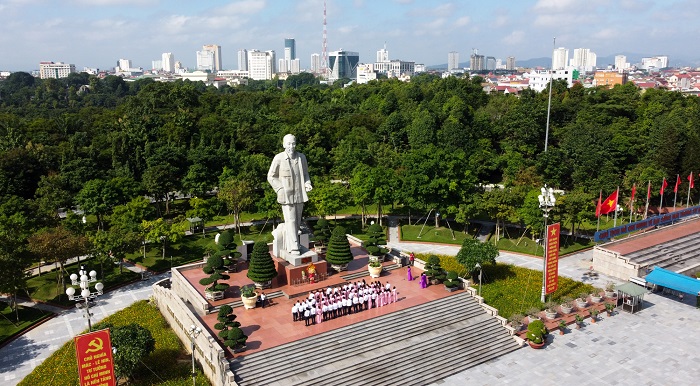 Quảng trường Hồ Chí Minh Quảng Bình là công trình gửi gắm lòng biết ơn của bao người con xứ Quảng dành cho vị cha chung của dân tộc