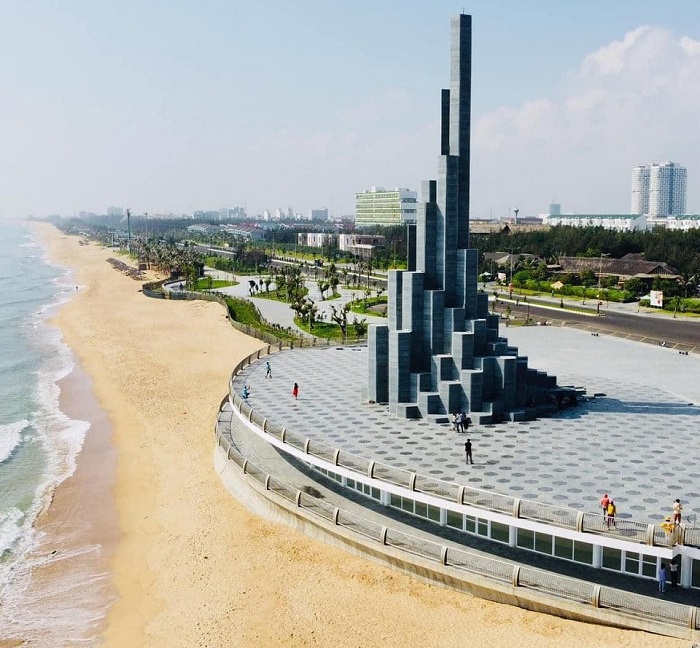 Quảng trường Nghinh Phong là một hạng mục trong tổng thể công viên biển Tuy Hòa xinh đẹp