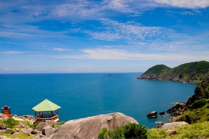 Vịnh Vũng Rô là vùng vịnh biển xinh đẹp, hoang sơ của mảnh đất thuộc xã Xuân Hòa Nam