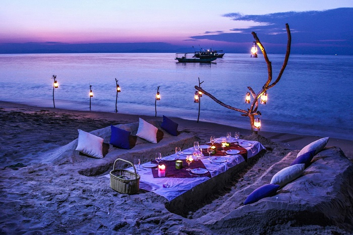 Khung cảnh bãi biển Hồng Vàn lãng mạn về đêm