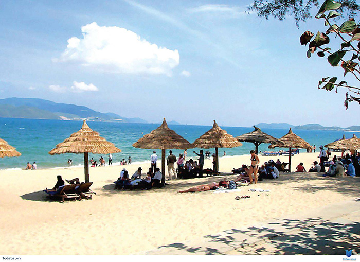 Biển Bãi Cháy thu hút rất đông du khách vào mùa du lịch biển.