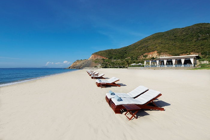 Bãi biển Lò Vôi với bờ cát trắng mịn, hàng ghế dài dành cho du khách nghỉ ngơi, ngồi ngắm cảnh