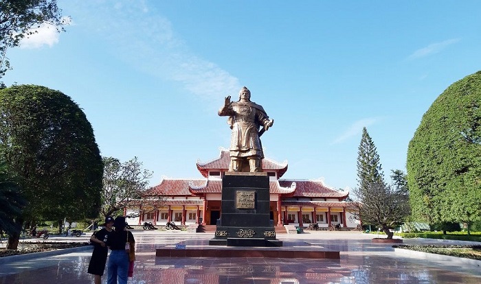 Tượng đài vua Quang Trung tại bảo tàng Quang Trung