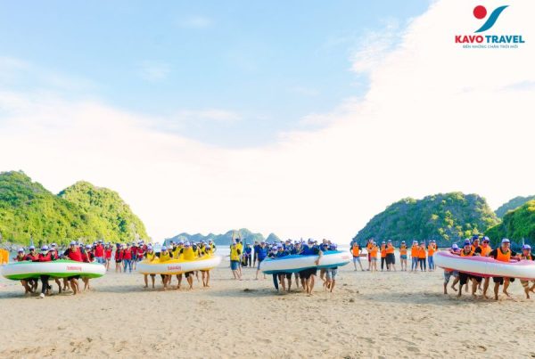 Du khách của Kavo Travel tham gia teambuilding bên bãi biển