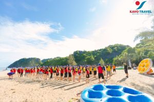 Du khách Kavo Travel tham gia teambuilding bên bãi biển