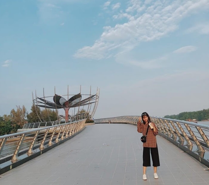 Cầu đi bộ Cần Thơ cạnh bến Ninh Kiều